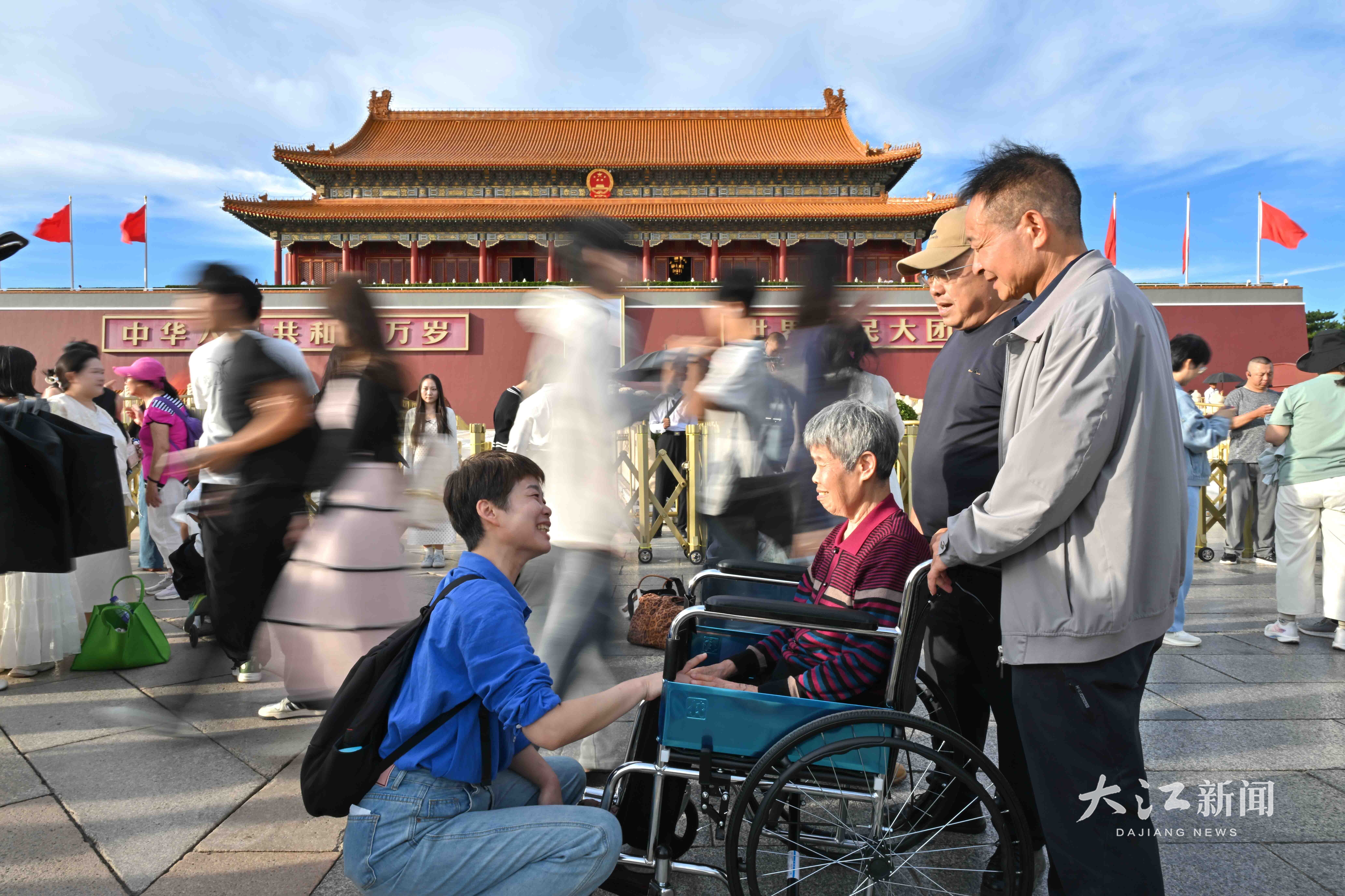 ▲烈士母亲黄腊枝终于圆了十八年的梦。