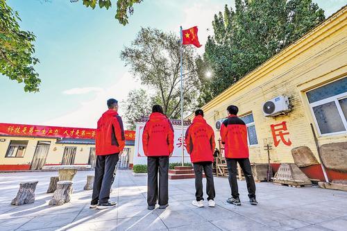 10月1日,曲周县白寨科技小院举行升国旗仪式。本报记者 田明摄
