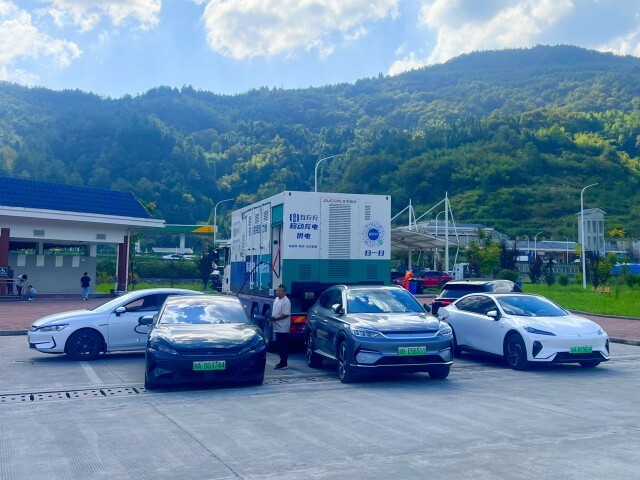 国庆我在岗｜小车秒充、重卡快换！湖南高速护航国庆绿色出行