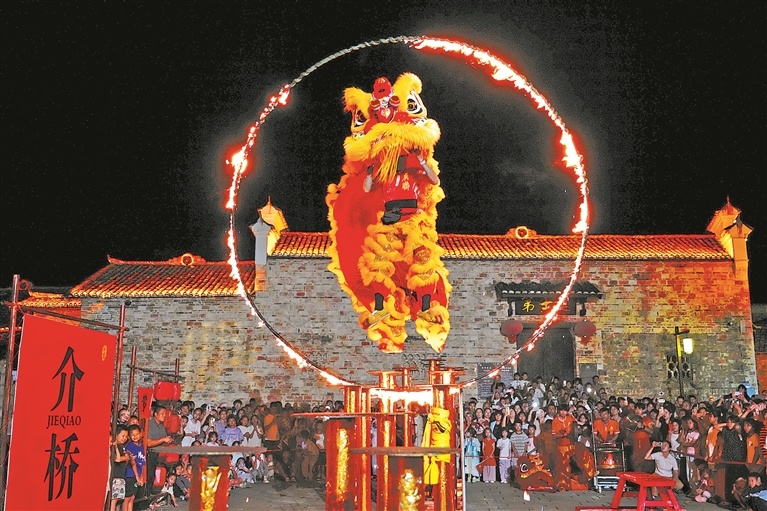 分宜县：古村舞狮庆国庆（图）