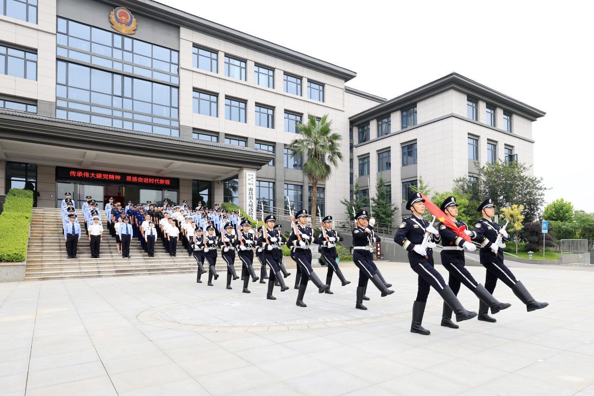图为南昌边检站正在举行升旗仪式