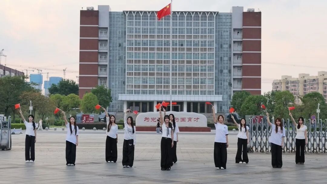 瑶湖舞蹈队挥旗.jpg
