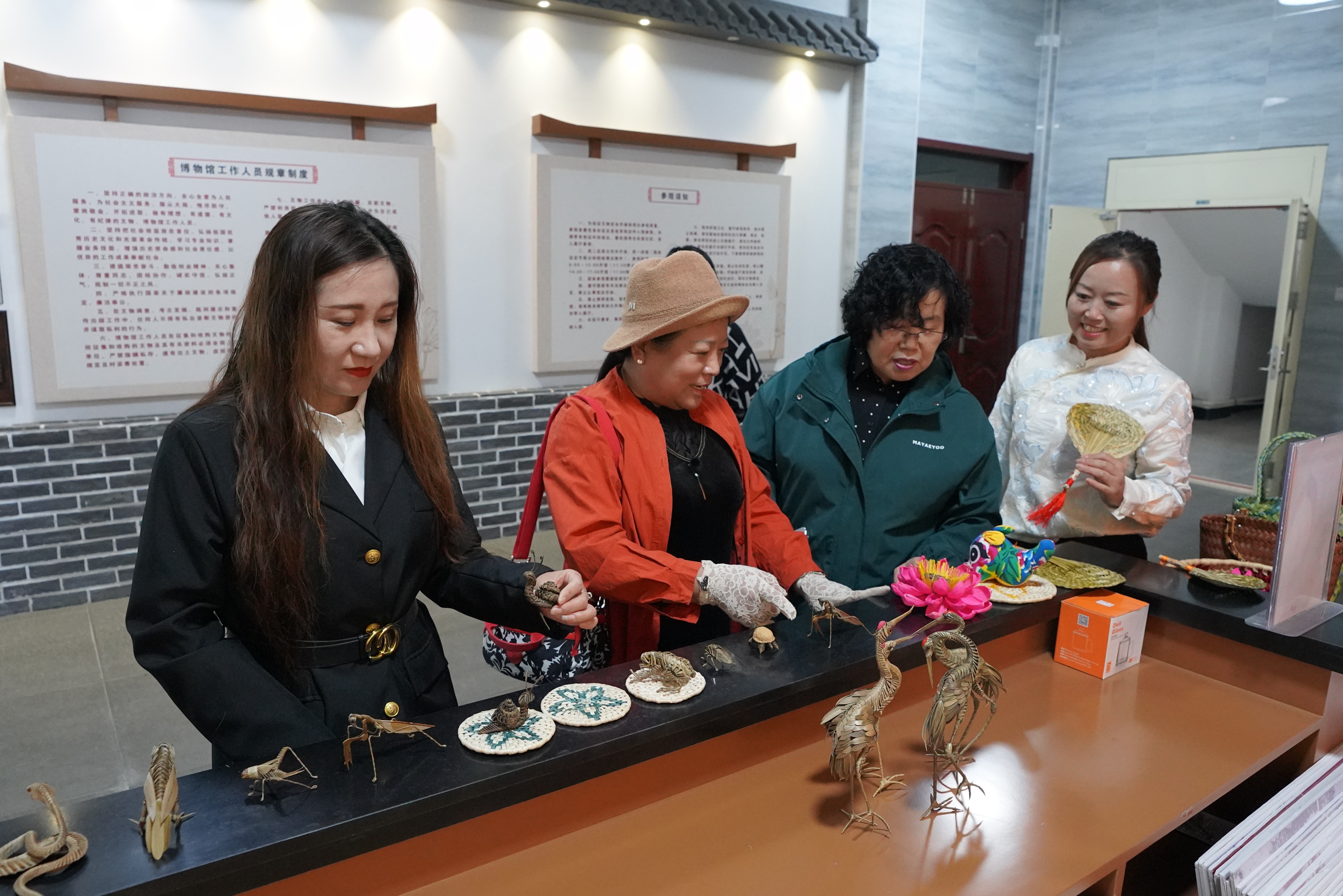 龙江县开展“翰墨颂华诞 非遗润初心”迎国庆主题活动