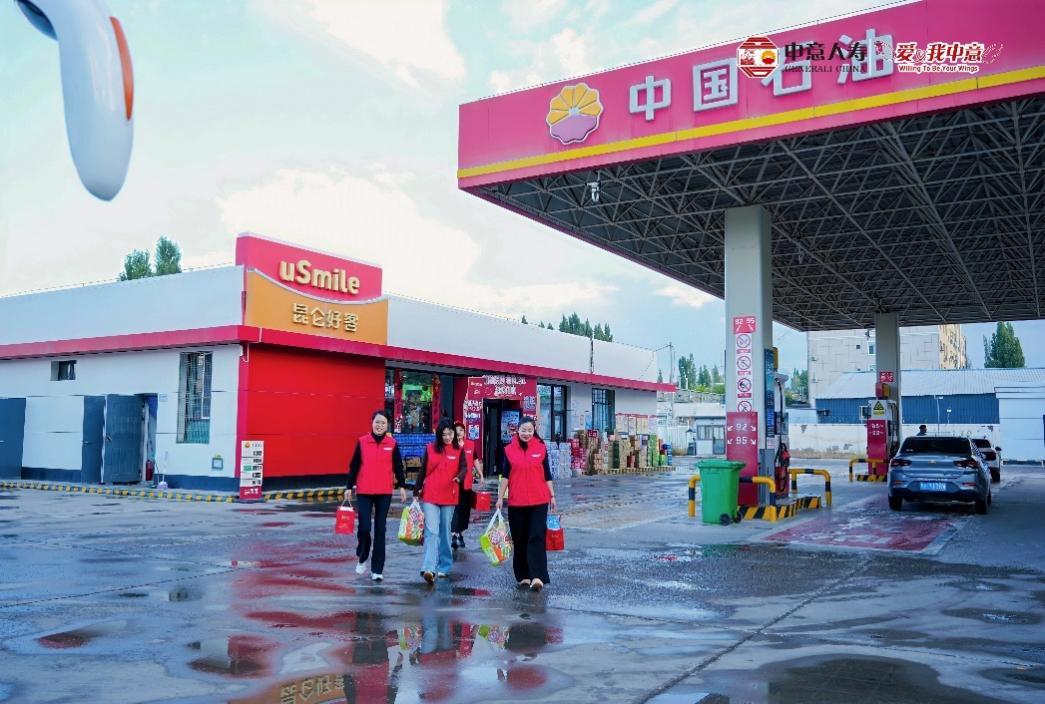 志愿者为珍珠生送去学习生活物资
