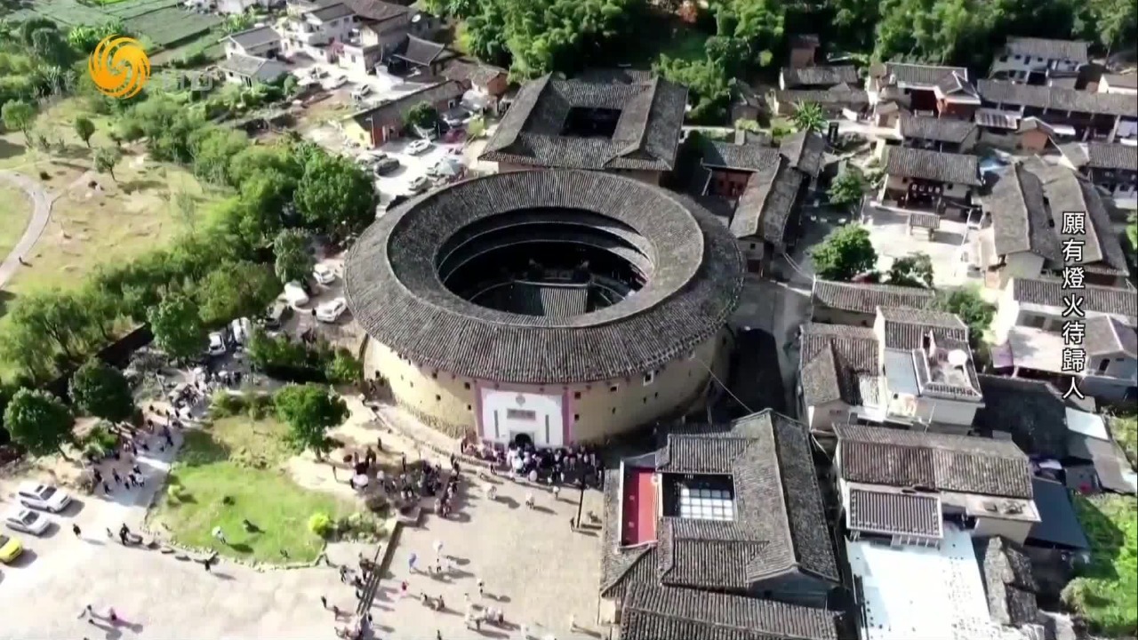 崇山峻岭间，福建土楼既服务于聚族生活，也具有防御功能