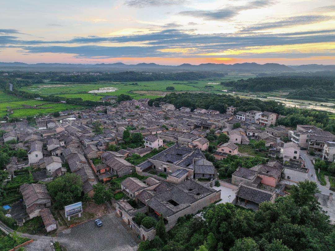 金溪县竹桥古村,青砖黛瓦的古民居分布错落有致。吴文兵 摄