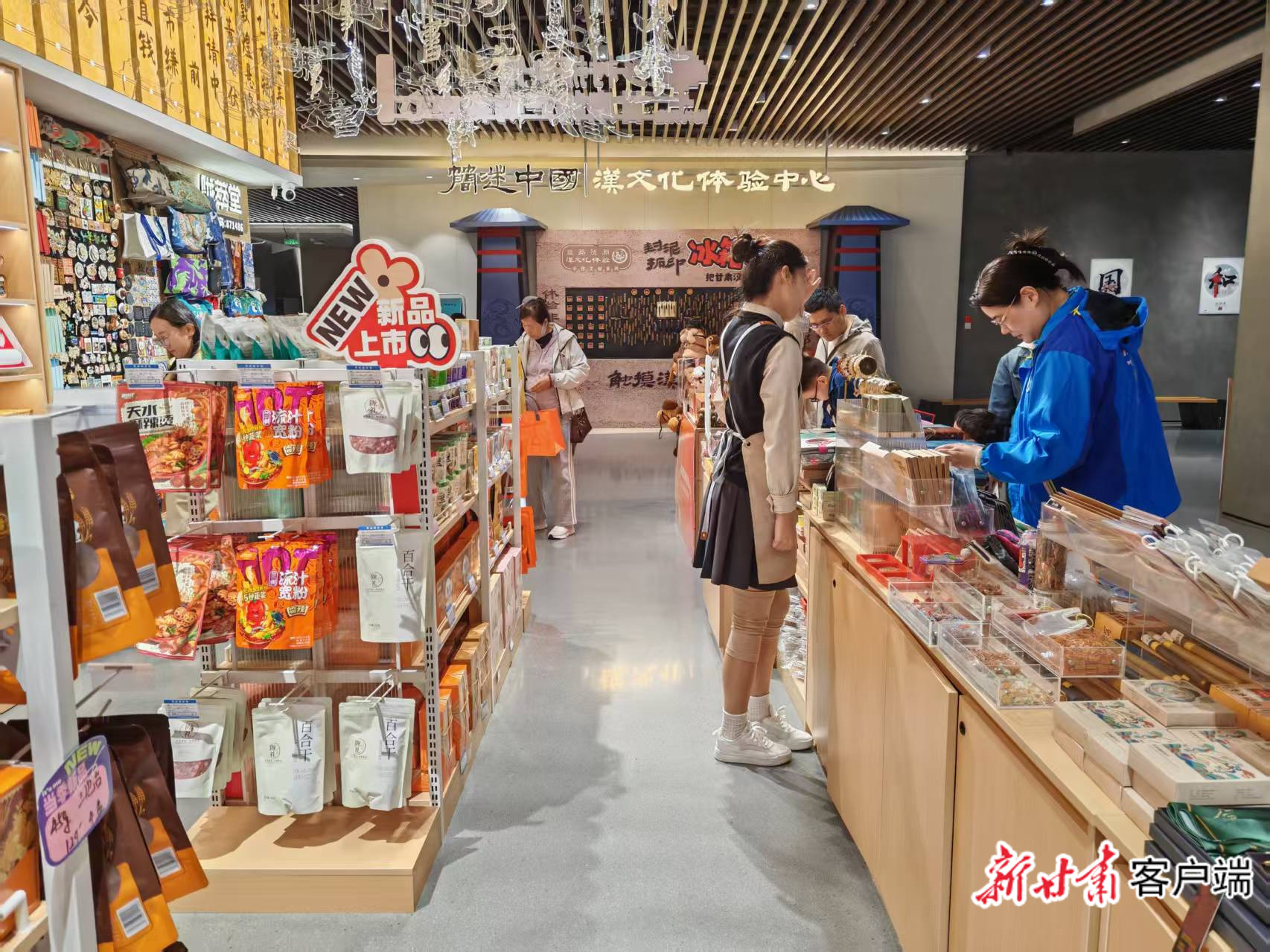 游客购买文创产品