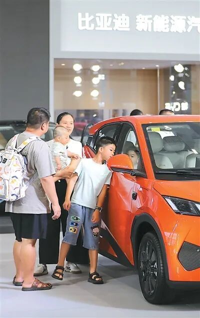 近日，四川省宜宾市市民在一场新能源汽车下乡活动上参观新能源汽车。兰锋 摄（人民视觉）