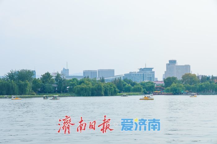 大明湖秋日湖光如画 游人泛舟享闲情
