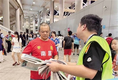 本报工作人员在决赛现场免费派发赣超特刊。