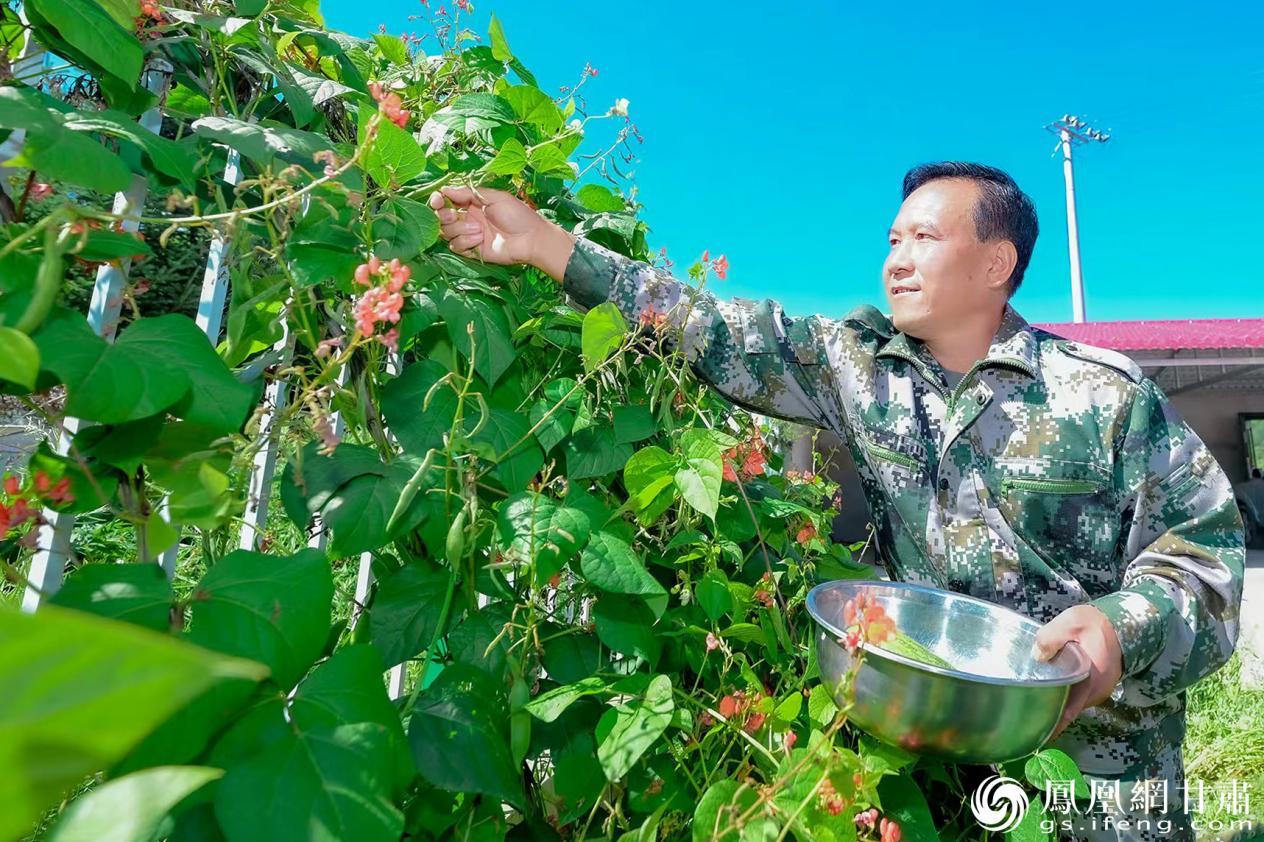 护林员们就地种菜自给,在深山里坚守岗位。