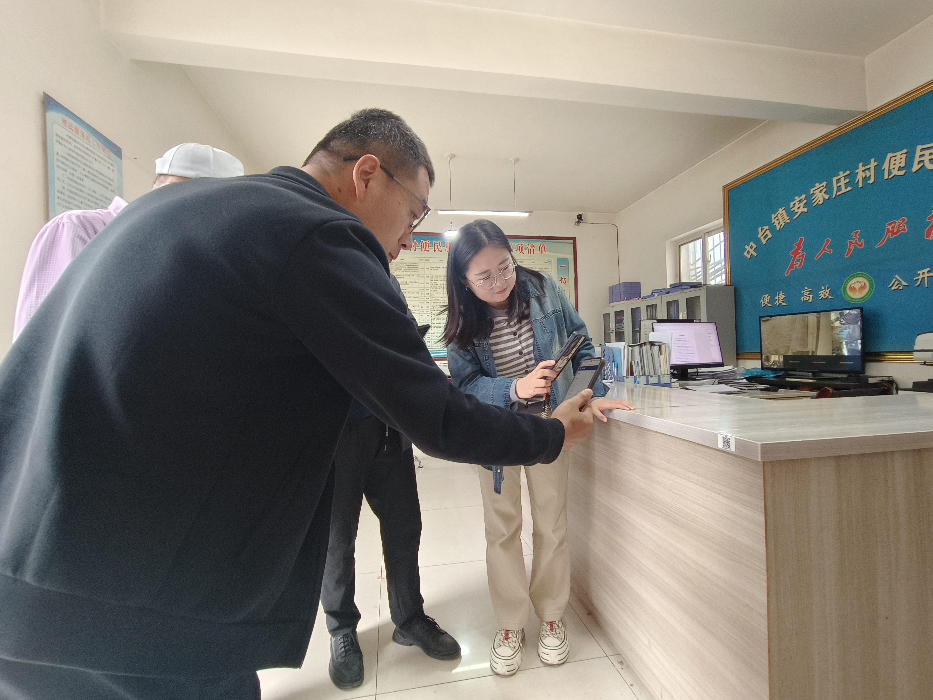 (图片为村干部现场演示村级资产数字化查验操作步骤)