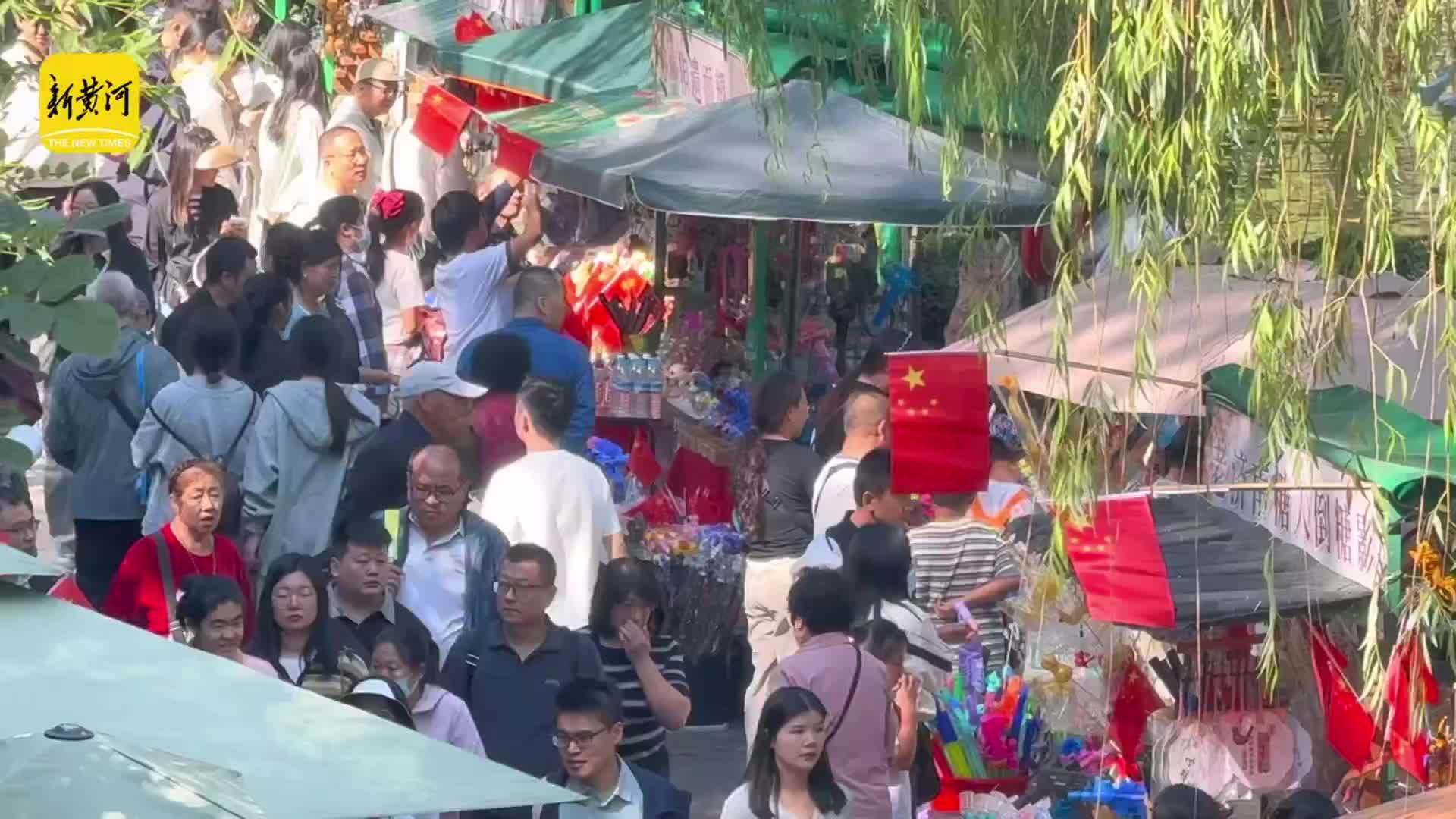 翠柳绕市集，清泉伴游人，来济南护城河感受泉城烟火