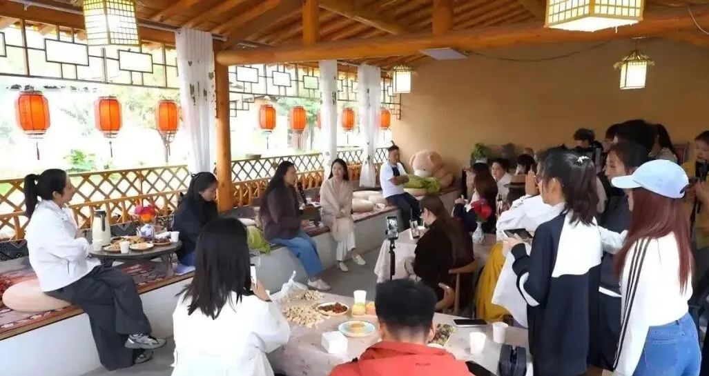“镜头里的故乡·指尖上的振兴——新阶层网络人士的新农人之路”交流分享茶话会现场。巨浩 摄.jpg