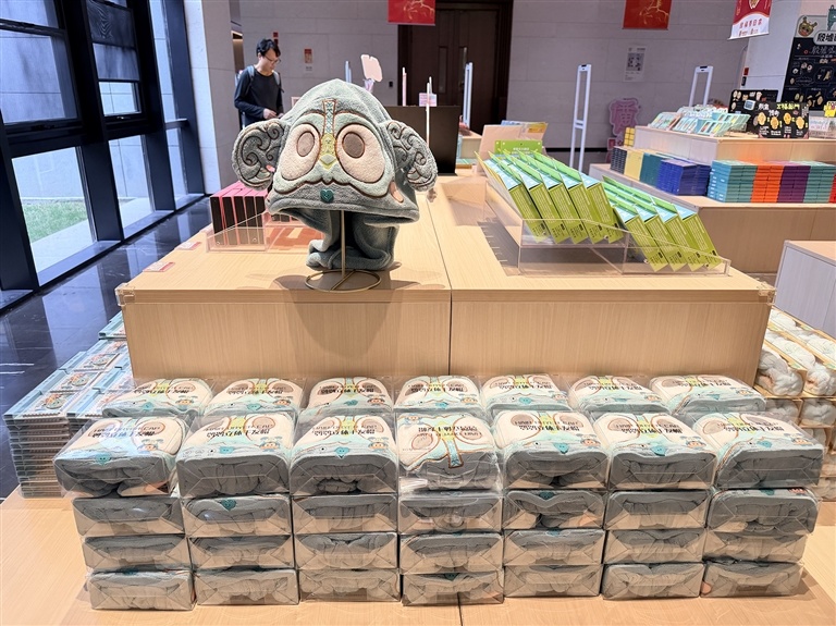 殷墟博物馆文创鸮鸮立体干发帽。 记者 杨之甜 摄