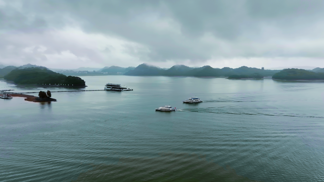 庐山西海:秋雨润湖山 国庆假期邂逅烟雨画卷