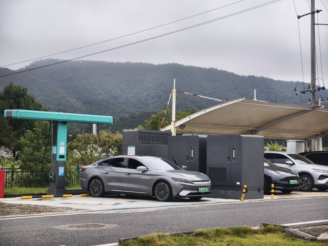 国庆我在岗｜小车秒充、重卡快换！湖南高速护航国庆绿色出行