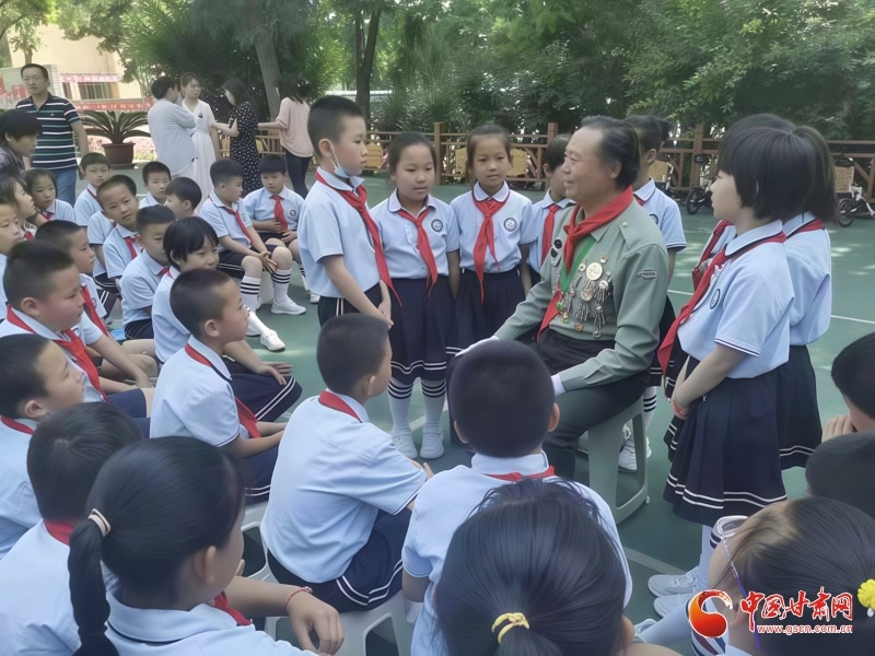 孟军走进校园坐在孩童中间讲述战火岁月