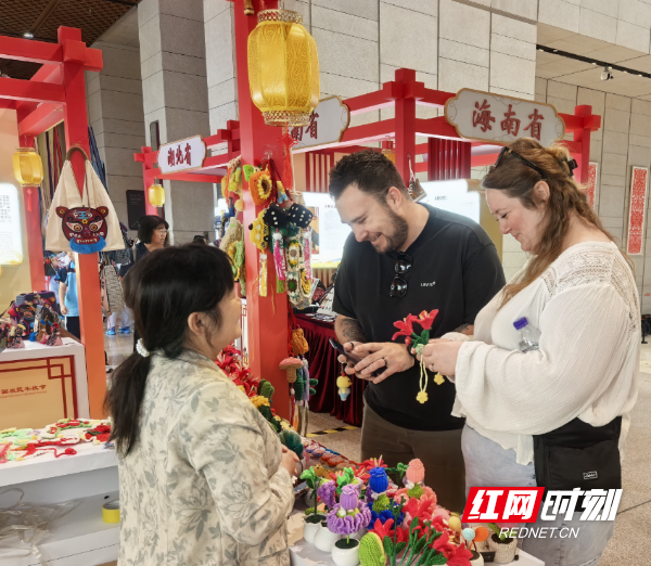 向外籍友人现场介绍工艺产品。