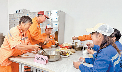 9月20日,在定州市总工会食堂,环卫工们正在吃早餐。刘 川摄