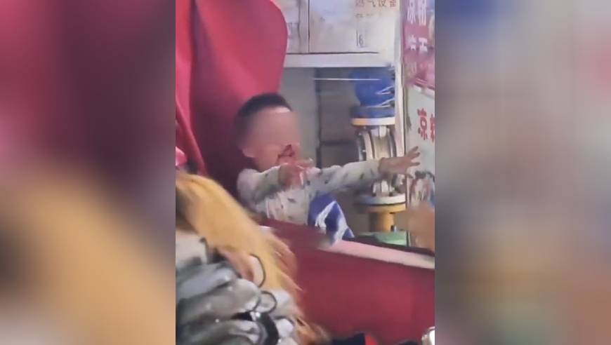 后怕！3岁男孩突然从10楼摔下，落地后伸手向旁边人要抱抱，孩子爸爸发声