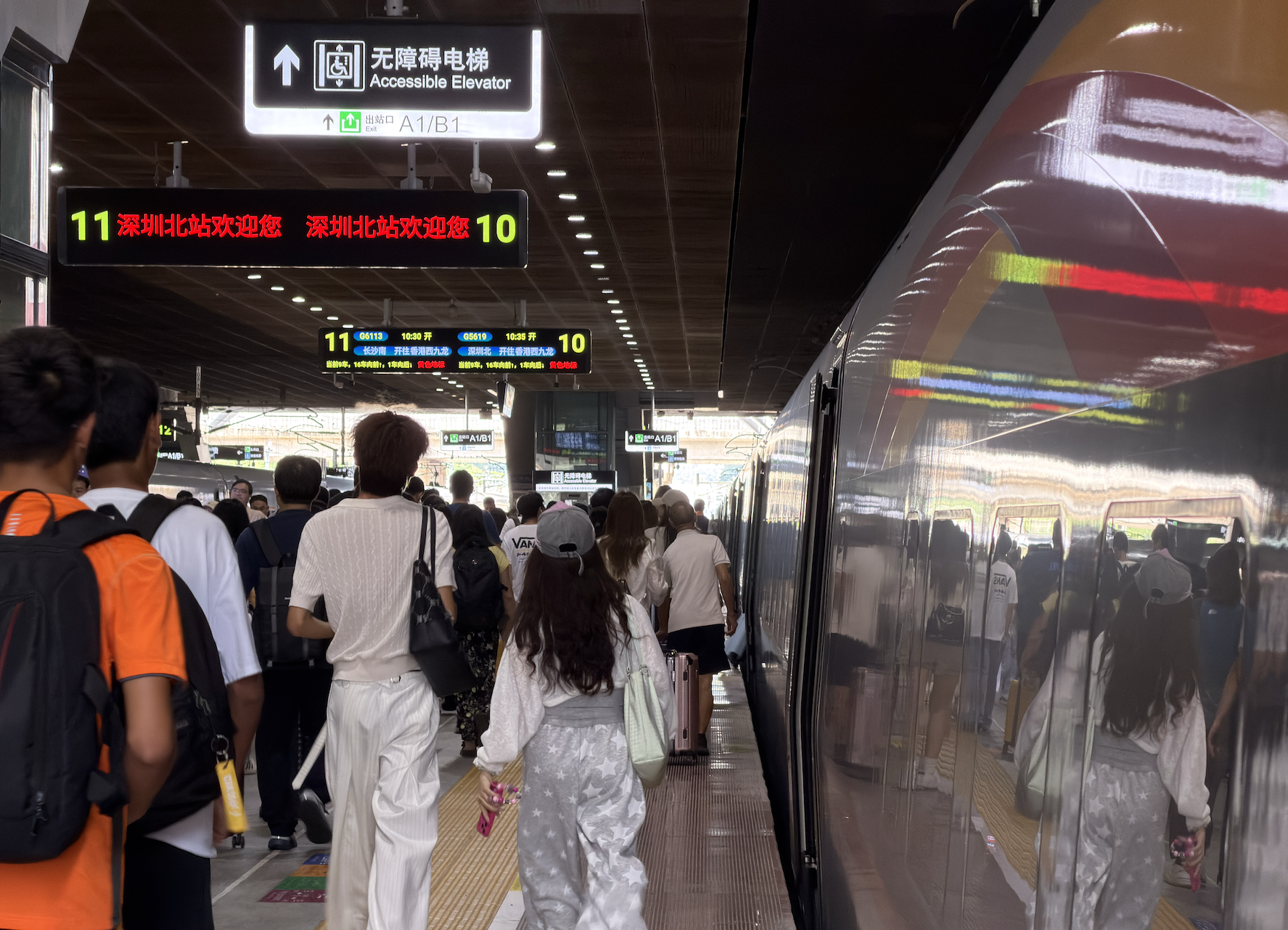 广深港高铁跨境客流持续火爆 国庆假期7天将超83万人次