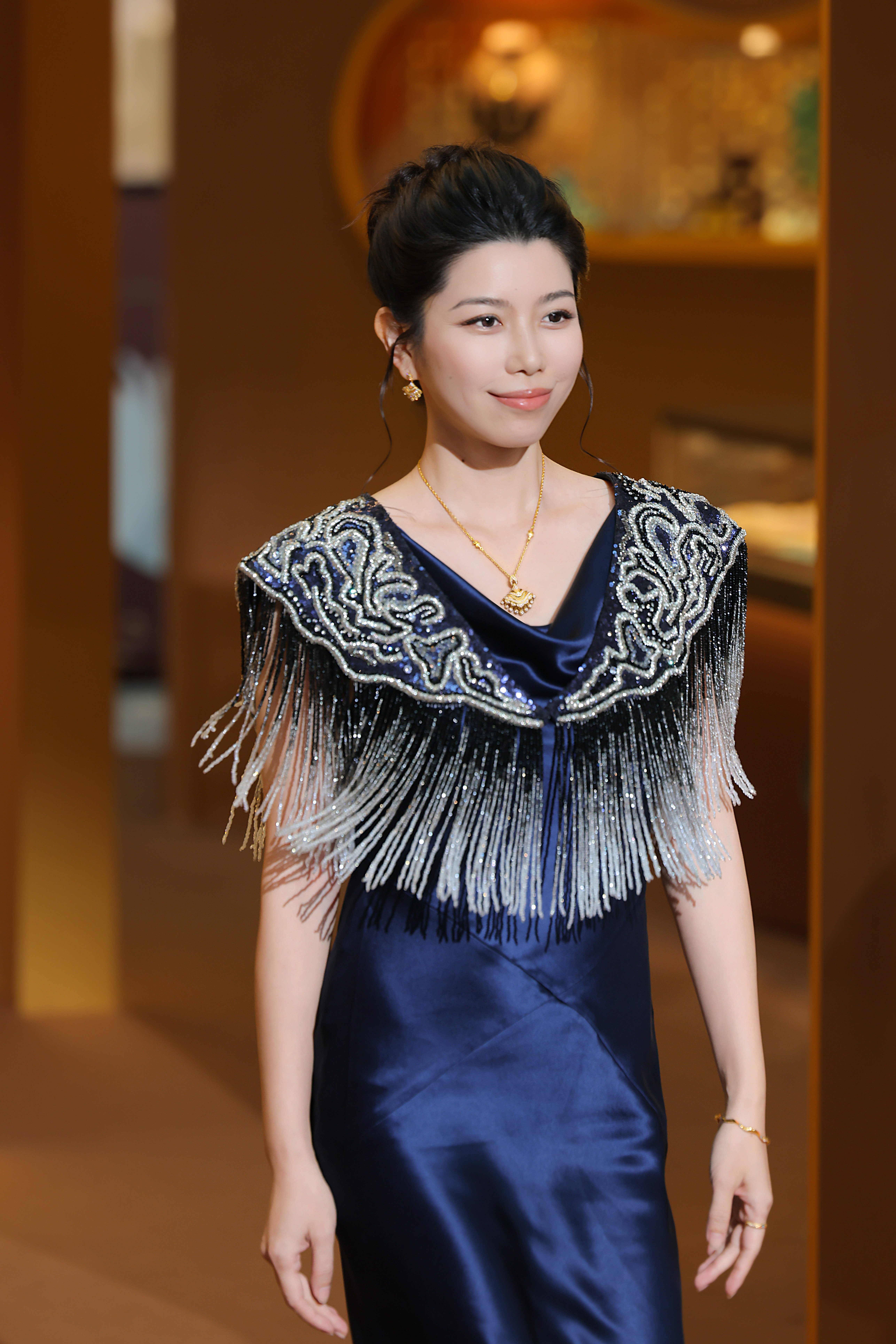 图:《洛神水赋》水下舞蹈艺术家何灏浩佩戴“洛神水赋”系列洛玲珑足金钻石套装亮相