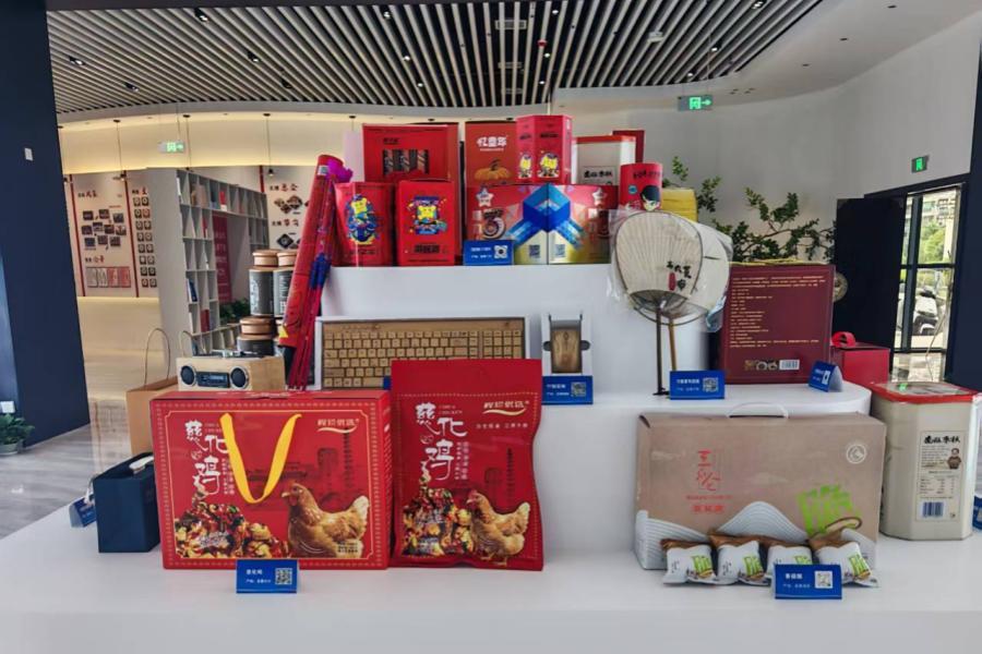 直播产品展示区内,特色农特产品借“云端”力量销往全国各地。宜春市委网信办供图