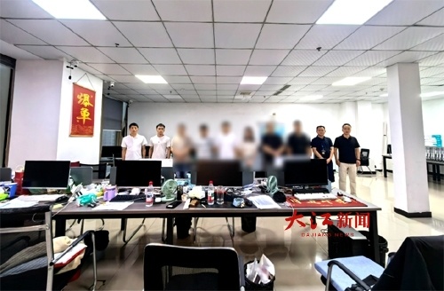 民警在现场抓获嫌疑人(图片来自警方)