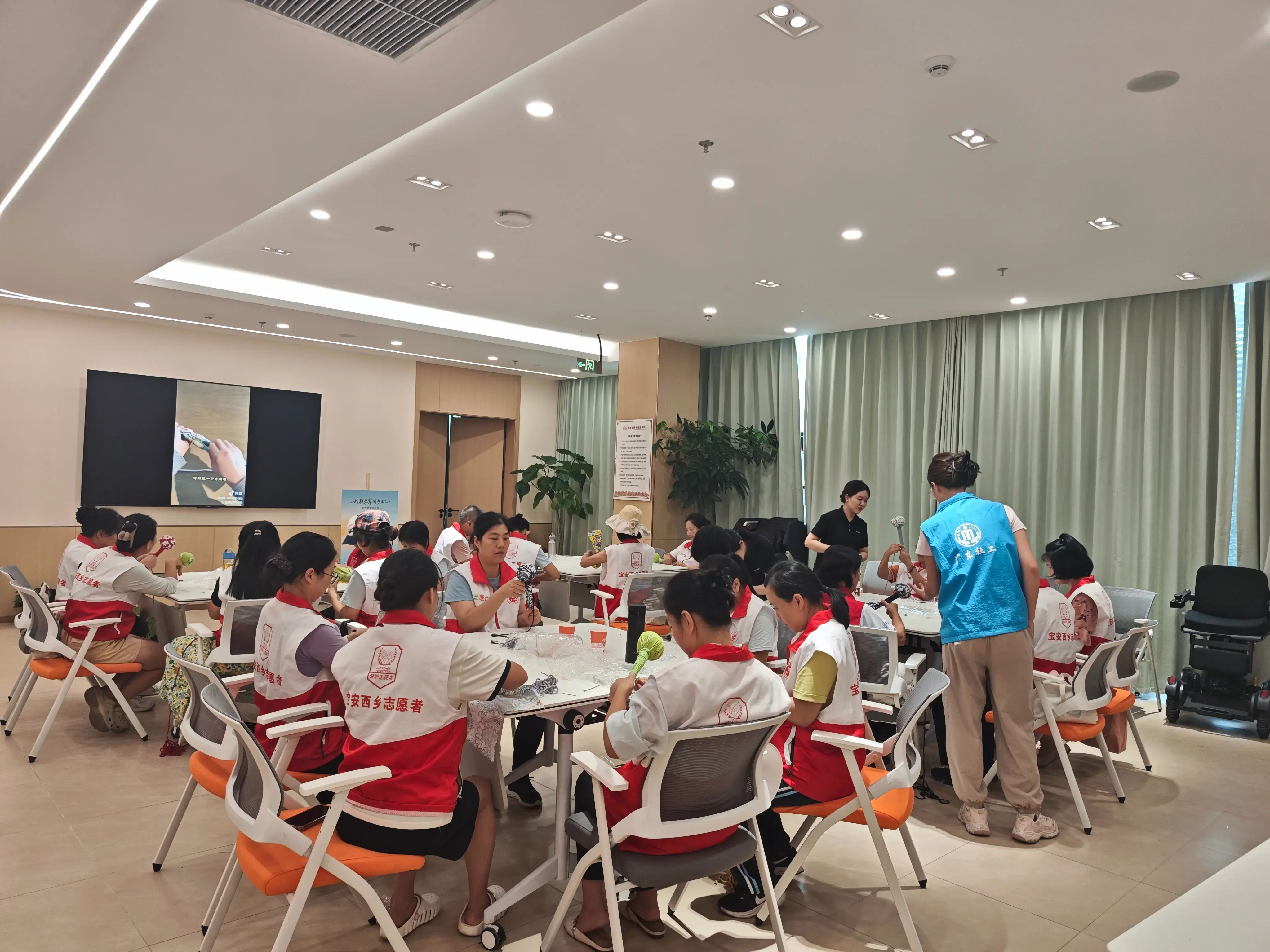 情暖志愿心，共度中秋月