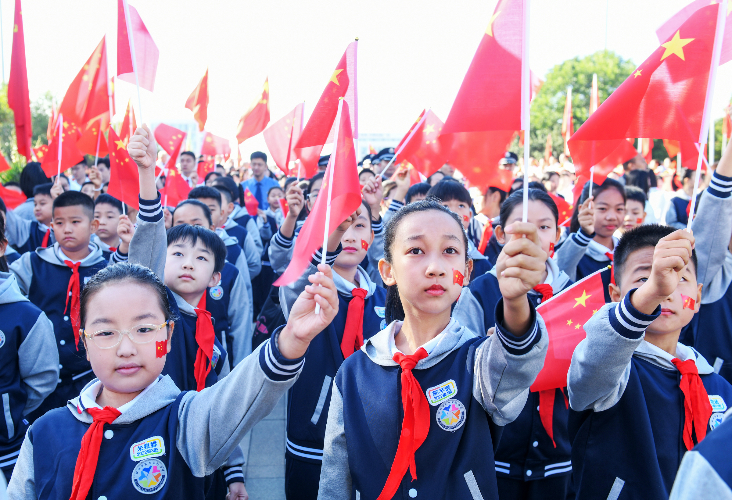 山东胶州:满城“中国红” 共祝祖国好