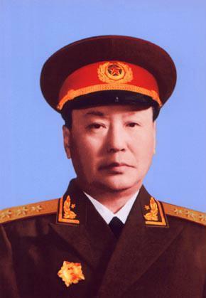 他被授上将前已是元戎待遇,授军衔后草创多项历史先河:具有稀薄性