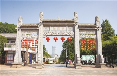 江西鹰潭：喜迎国庆氛围浓（图）