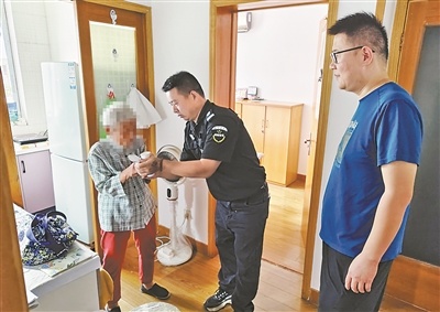 ▲ 老人获救后,刘贤亮赶紧递上牛奶喂她喝了几口。