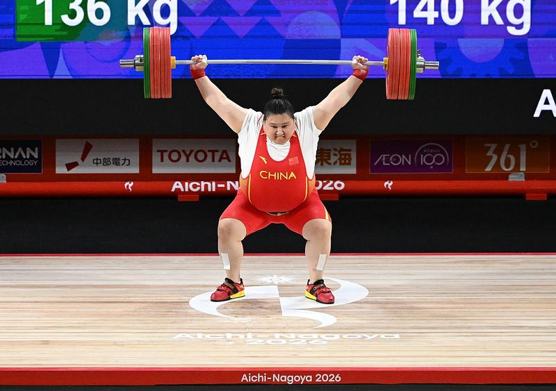 9月29日,中国选手李雯雯在抓举比赛中试举。新华社记者 于洋 摄