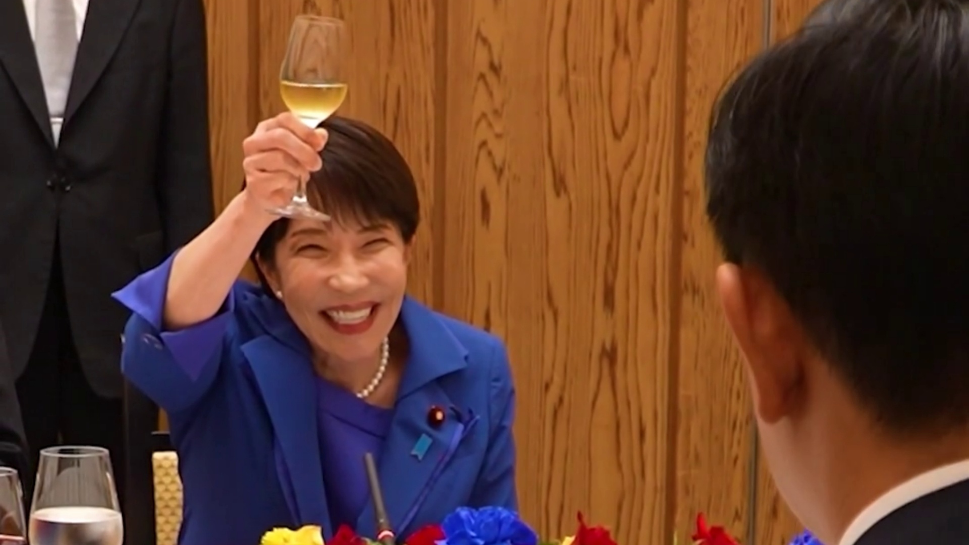 高市早苗与蒙古国总理会晤，将酒杯举得太高，嬉皮笑脸被日本网民批献丑