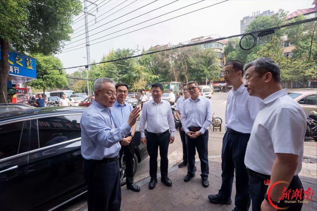 9月28日，沈晓明在望城坡街道商贸城社区暗访消防安全隐患问题。