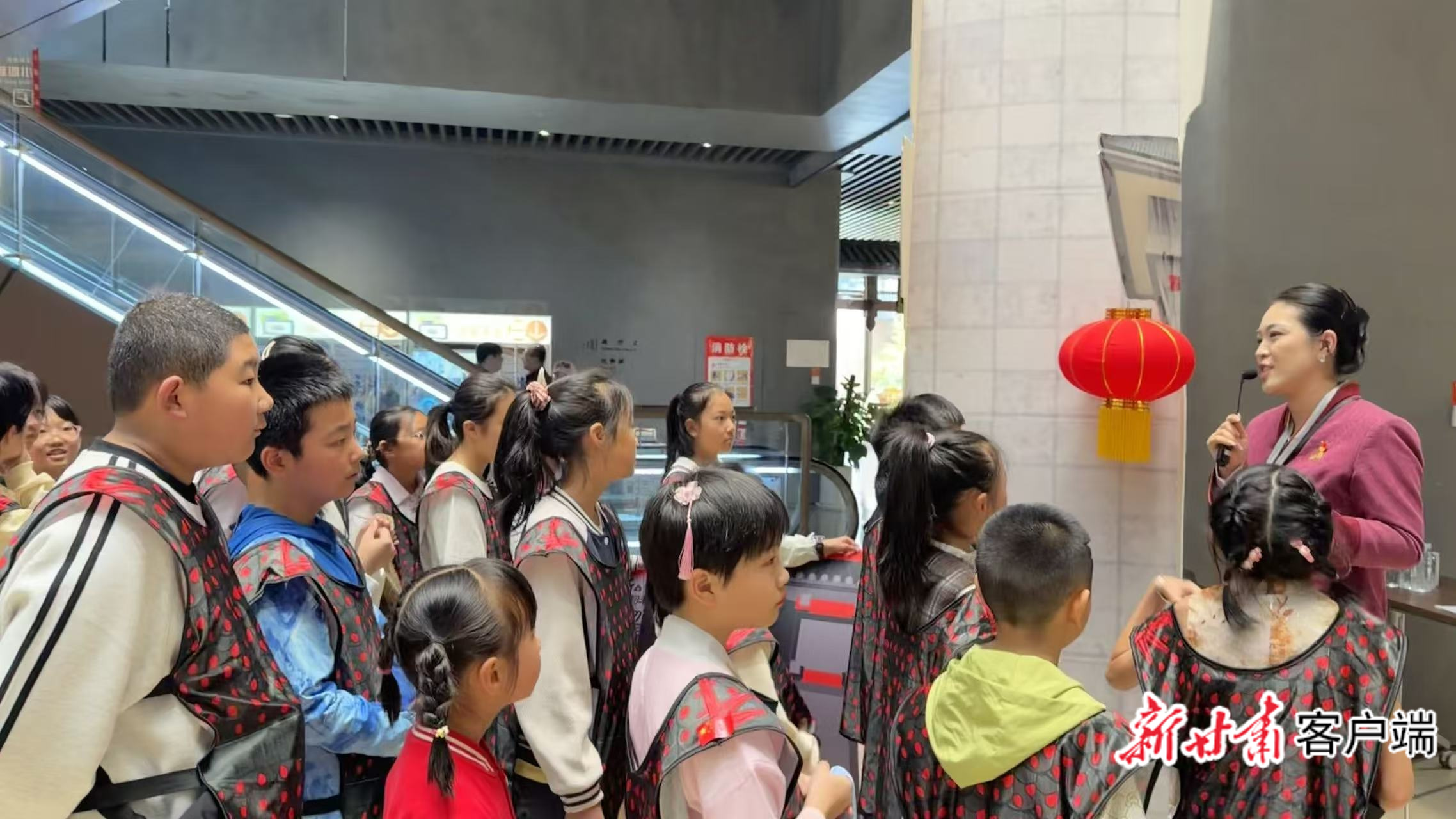 研学老师讲解简牍知识