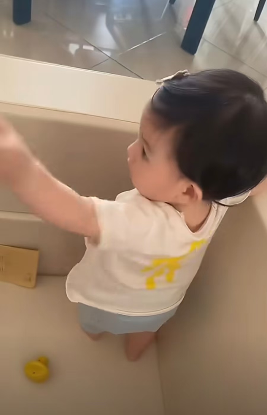 方媛晒小女儿挑战郭富城“鲨鱼舞”视频，三胎女儿侧脸曝光