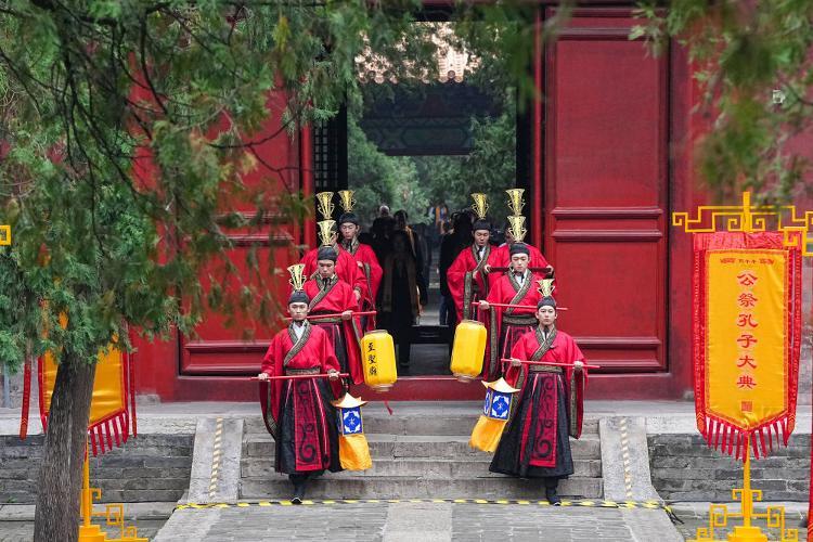 9月28日,在2026丙午年公祭孔子大典上,参祭人员步入曲阜孔庙。新华社记者 朱峥 摄