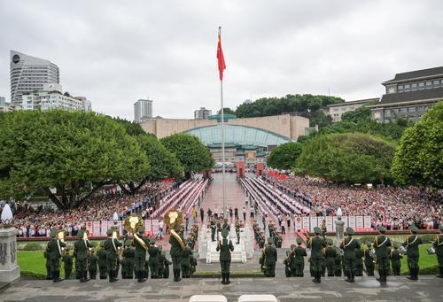 ▲2026年10月1日,重庆人民广场,升旗仪式现场。记者 谢智强 摄/视觉重庆