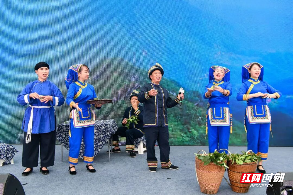 ▲邵阳洞口瑶寨民俗艺术团带来《木叶山歌》，原生态的吟唱让旅客仿佛置身雪峰山间。