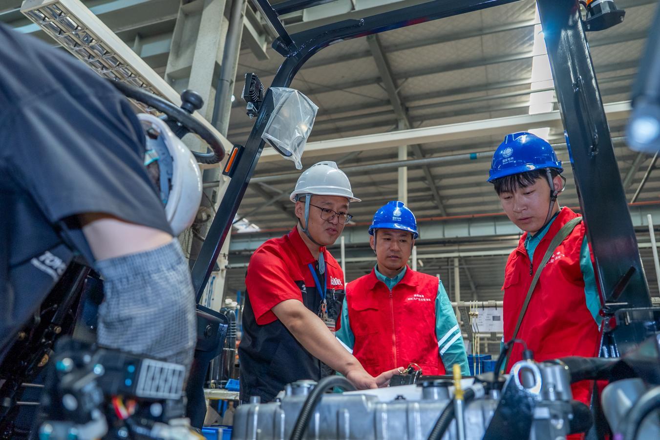 ▲国网胶州市供电公司工作人员到国家级高新技术企业青岛双科铸造机械有限公司进行用电安全检查