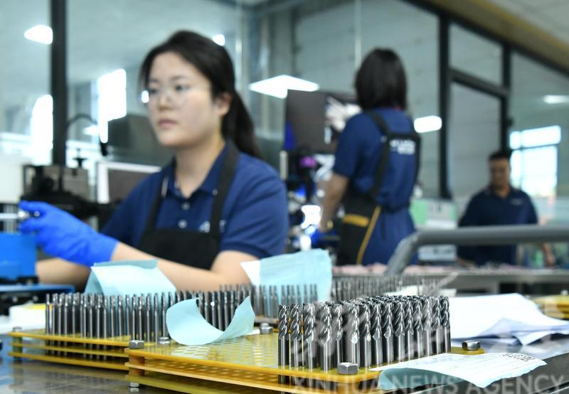 9月7日,工人在位于任丘市的河北速优特精密工具有限公司生产车间内工作。新华社发 牟宇 摄