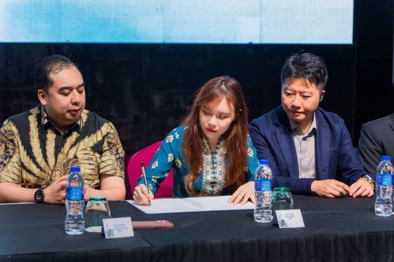 图2:马来西亚蓝鲸国际产业发展集团首席执行官杨慧铭(Baze Yeoh)代表集团签署合作谅解备忘录,集团主席拿督莫哈末·纳兹福丁·莫哈末·纳吉及集团首席技术官廖振冰现场见证。