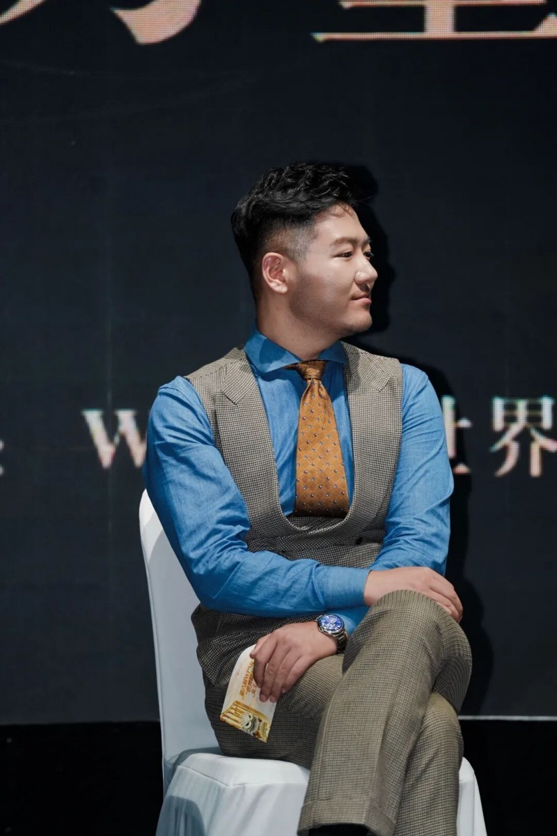 嘉宾结合自身真实经历,分享走出人生低谷、实现自我认同的心路历程。探讨如何把舞台上收获的自信,落地到事业与日常生活当中。
