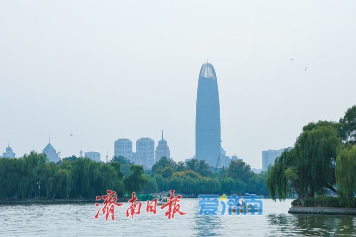 大明湖秋日湖光如画 游人泛舟享闲情