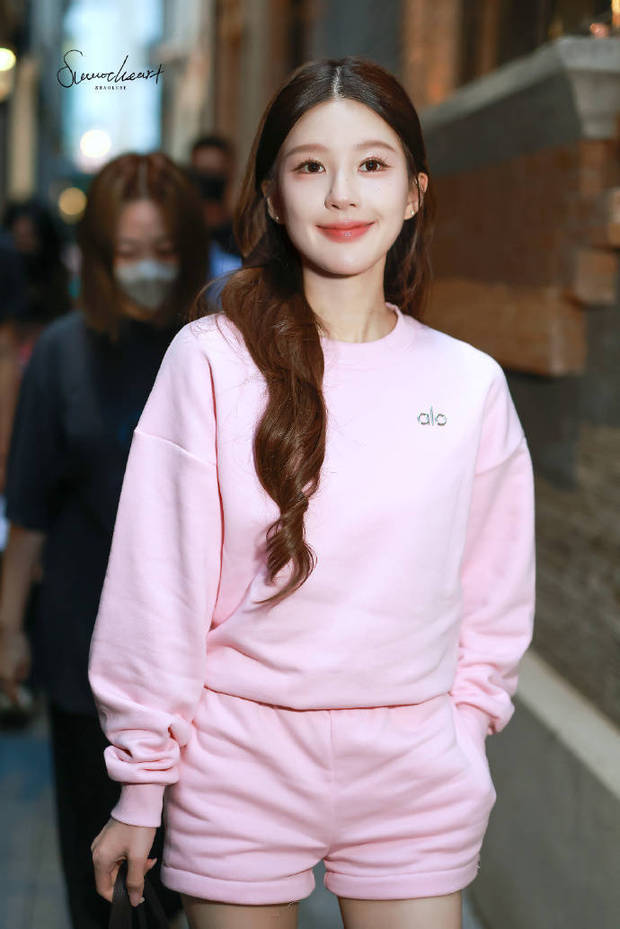 赵露思粉色运动套装亮相 甜美灵动皮肤状态出众