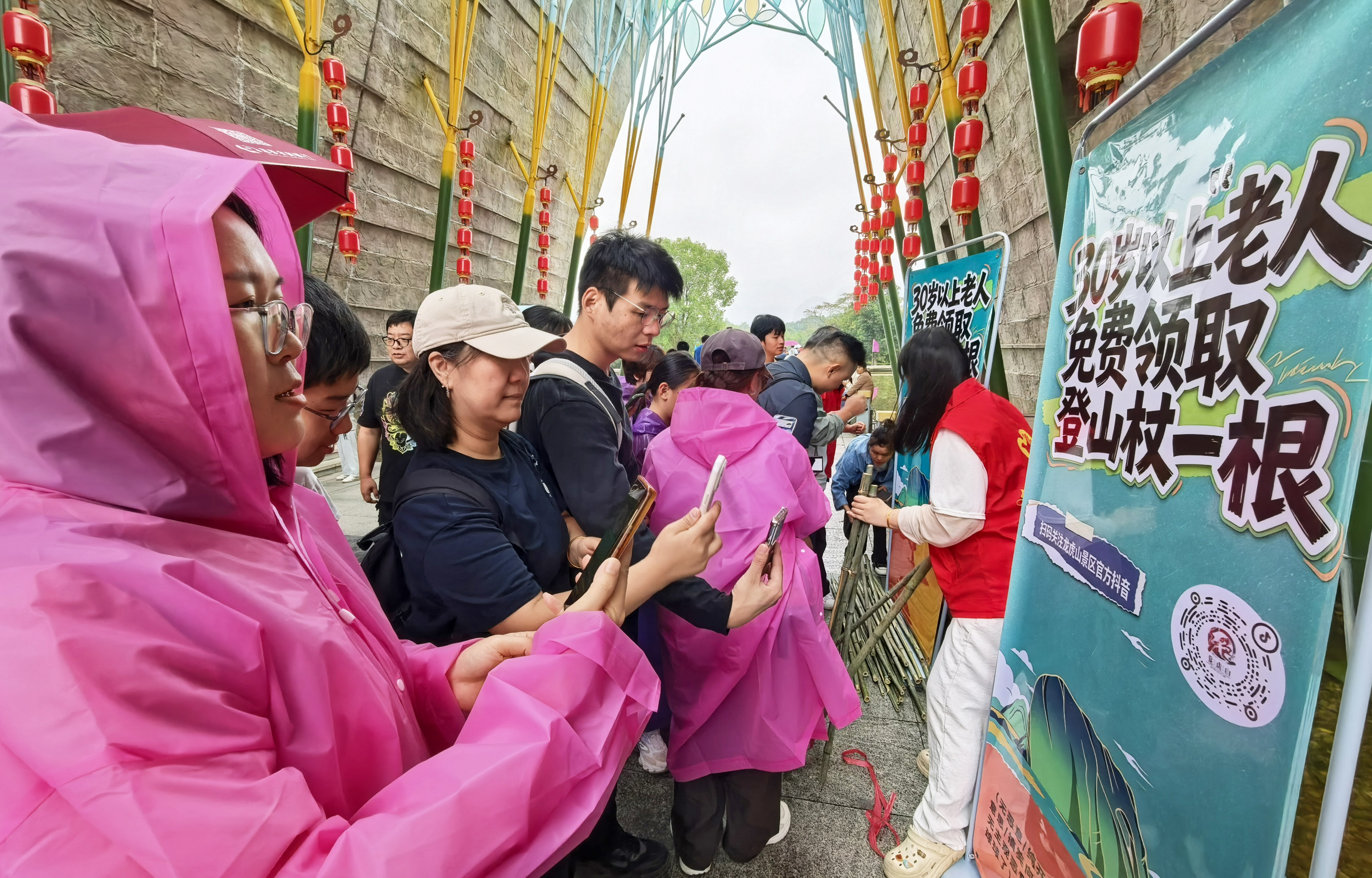 烟雨仙山景致佳 暖心服务伴游人 龙虎山景区优化假日游览保障提升游客体验
