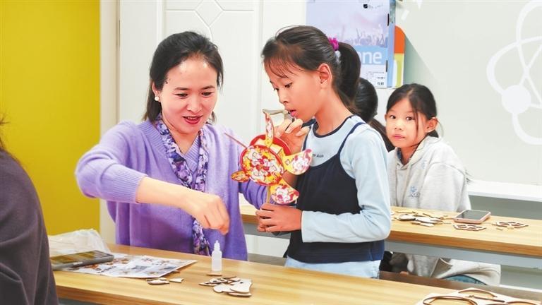中秋假期，孩子们在山丹科技馆体验特色科普活动。新甘肃&middot;甘肃日报通讯员　刘建华